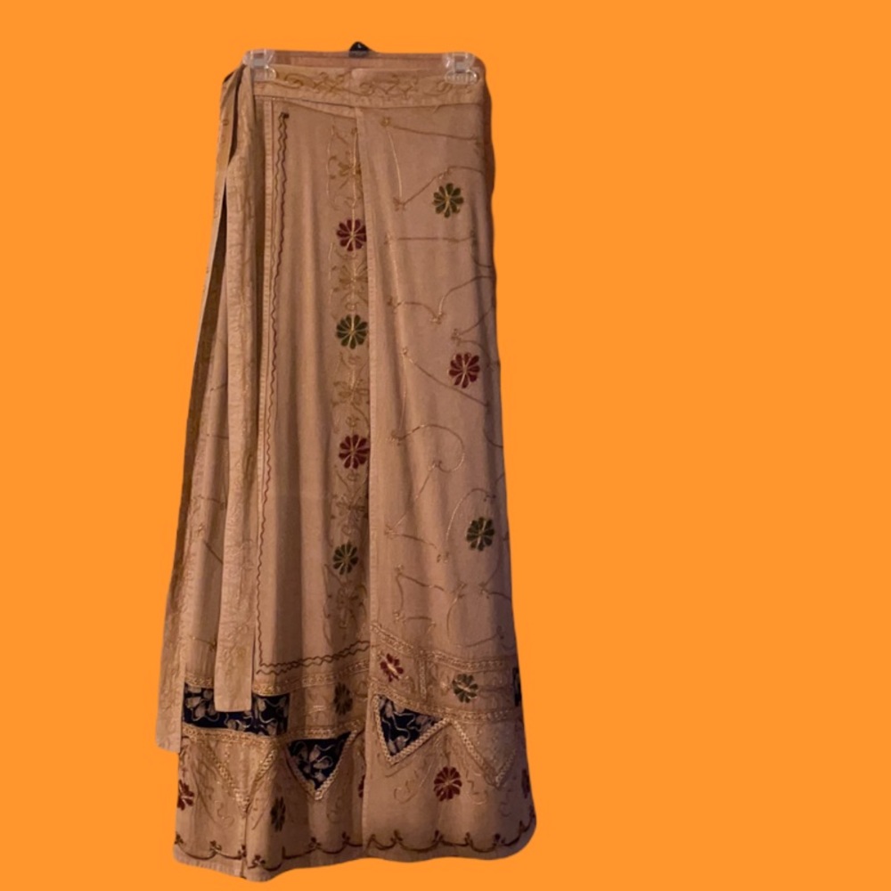 Gorgeous vintage long embroidered wraparound beige skirt made in India (mlb) - Picture 2 of 16